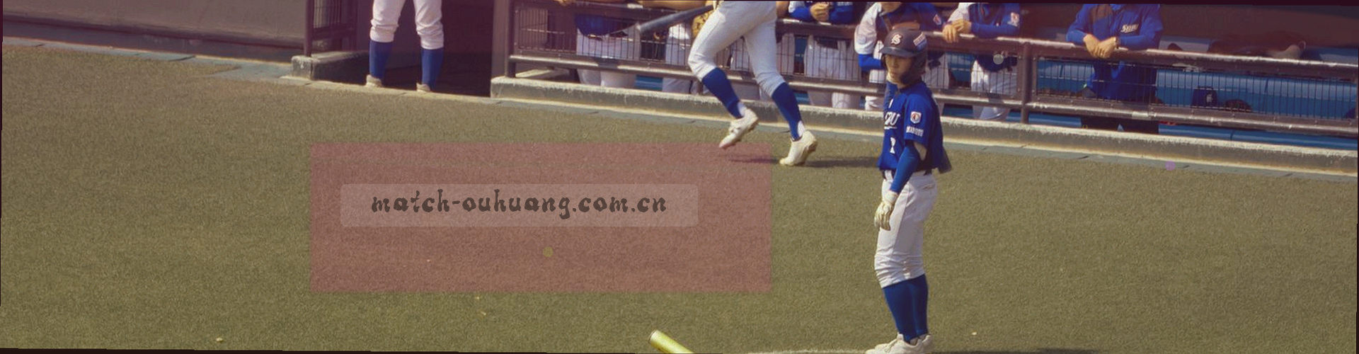 金色线条从左右汇聚到中心，像信号塔发射，象征连接